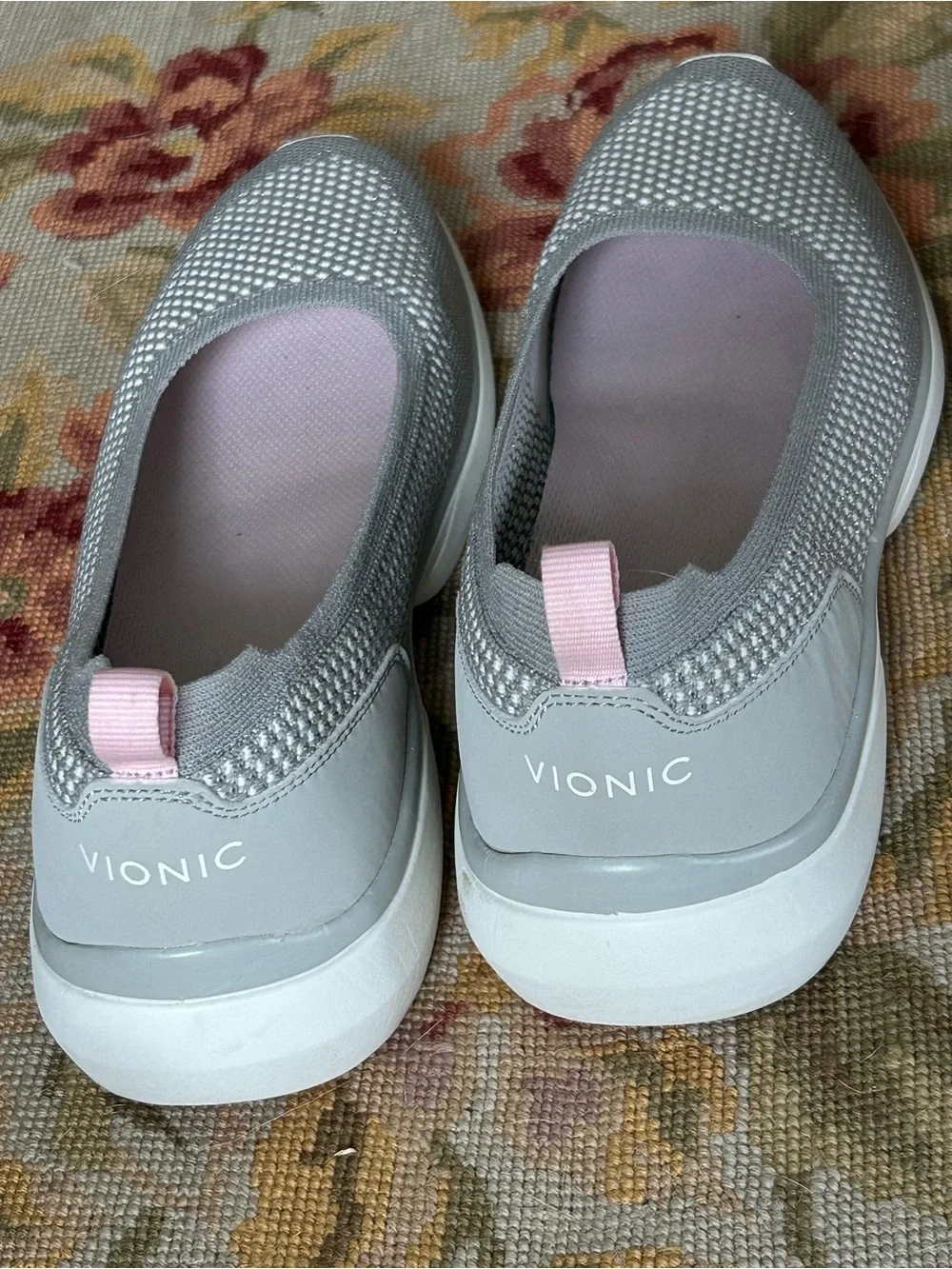 VIONIC KALLIE slip on shoe. Size 9.5. Sliver metallic w pink accents.